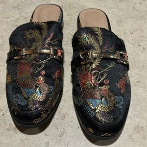 Wild Diva Black oriental patterned mules. Size 7.